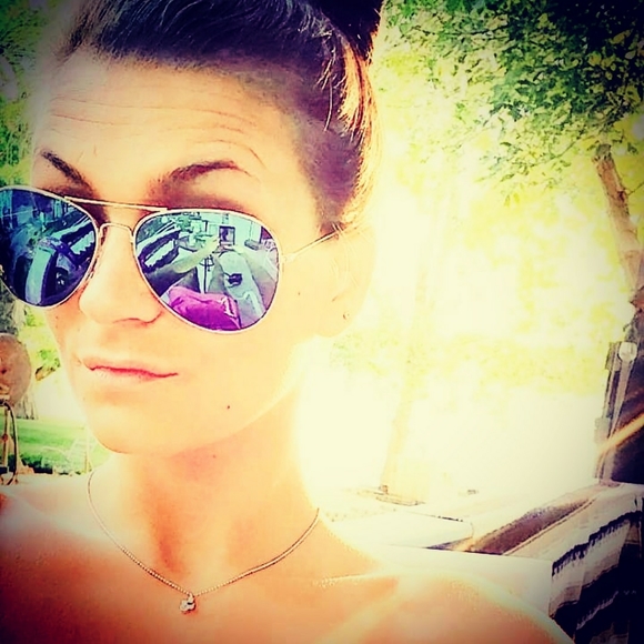 Meet your Posher, Chelsey - Picture 2 of 4